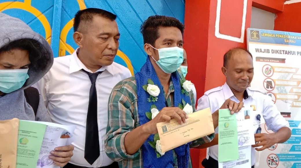 Puluhan Wartawan Sambut Kebebasan Sadly Saleh