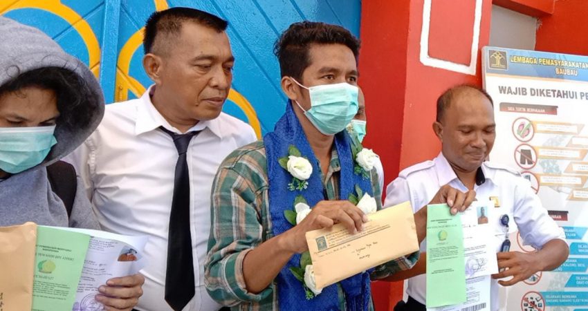 Puluhan Wartawan Sambut Kebebasan Sadly Saleh