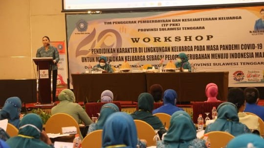 Ketua TP PKK Sultra saat membuka acara secara langsung