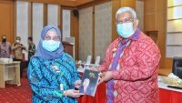 Gubernur Sultra berikan buku karangannya untuk Waka KPK RI