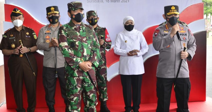 Panglima TNI dan Kapolri Tinjau Pelaksanaan Vaksinasi Personil di Polda Jatim