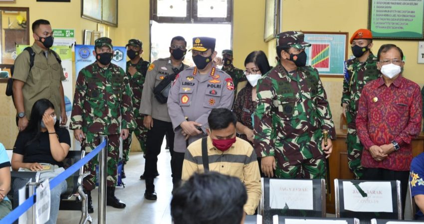 Bangkitkan Sektor Pariwisata Bali, Kapolri Instruksikan Vaksinasi Dikeroyok