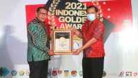 Asisten Tiga Prov. Sultra, Drs. La Ode Mustari, M.Si mewakili gubernur saat menerima piagam penghargaan