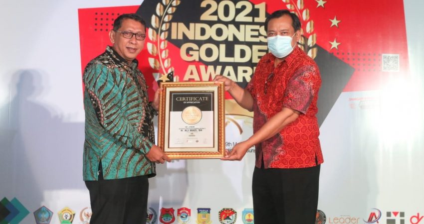 Asisten Tiga Prov. Sultra, Drs. La Ode Mustari, M.Si mewakili gubernur saat menerima piagam penghargaan
