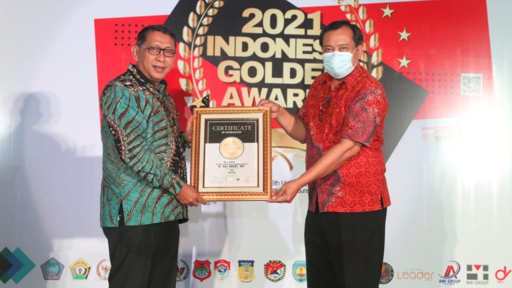 Asisten Tiga Prov. Sultra, Drs. La Ode Mustari, M.Si mewakili gubernur saat menerima piagam penghargaan