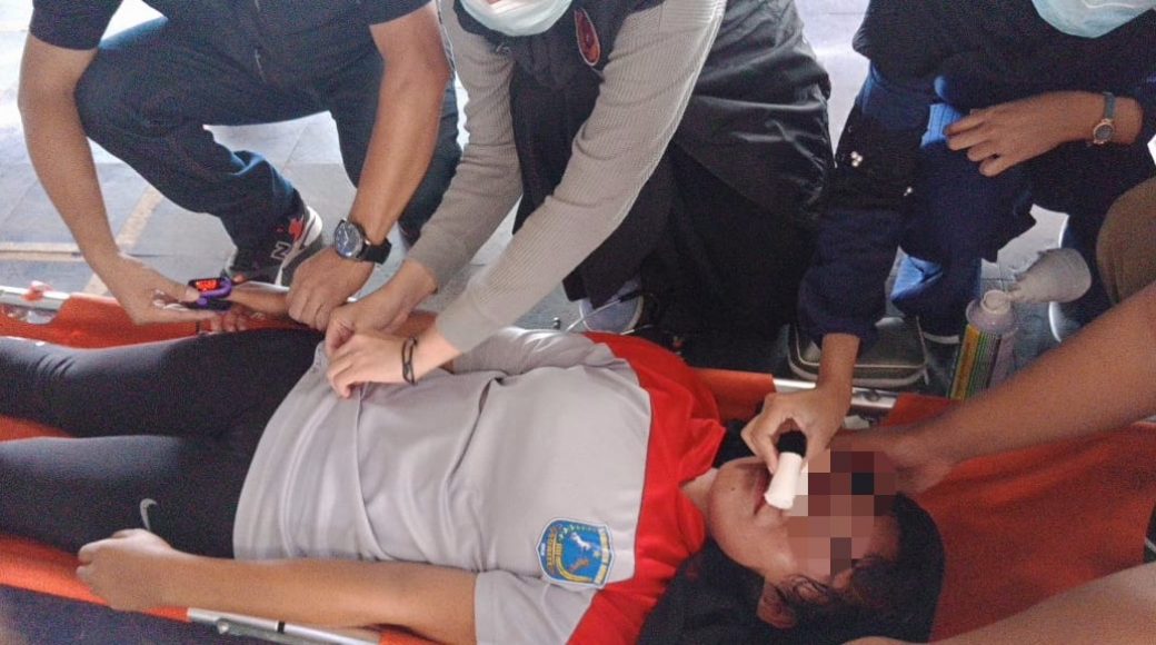Novita Ramadani saat menmenerima perawatan dari tenaga medis