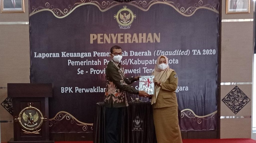 Andi Merya saat menyerahkan LKPD Koltim TA 2020 di BPK Sultra
