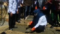 Plt Bupati Koltim saat peletakan batu pertama pembangunan gereja