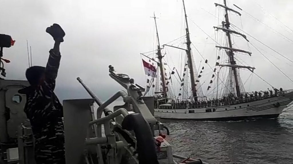 Unsur BKO Guspurla II menyambut KRI Dewaruci