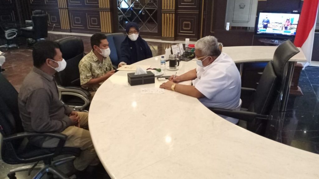 Ketgamnya: Gubernur Sultra menerima Ketua KPU Kota Kendari, Jumwal Shaleh dan memberikan disposisi atas surat KPU Kota Kendari tentang permohonan hibah tanah lokasi kantor
