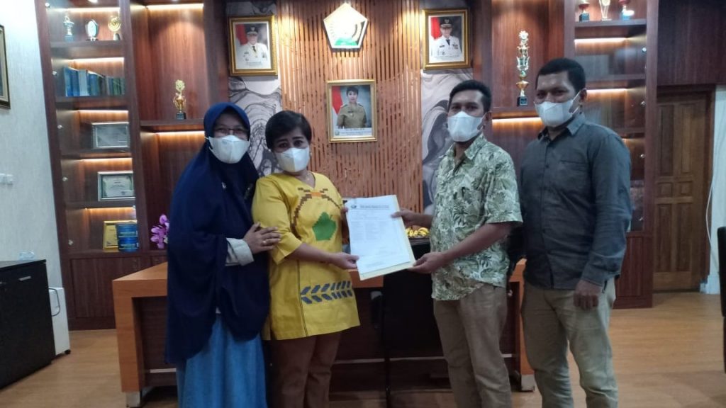 Kepala BKAD Sultra, Hj Isma menerima surat KPU Kota Kendari yang telah disposisi Gubenrur