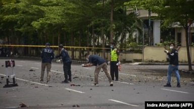 Polisi forensik memeriksa lokasi tersebut setelah diduga bom meledak di dekat sebuah gereja di Makassar pada 28 Maret 2021. (Foto: AFP/Indra Abriyanto)