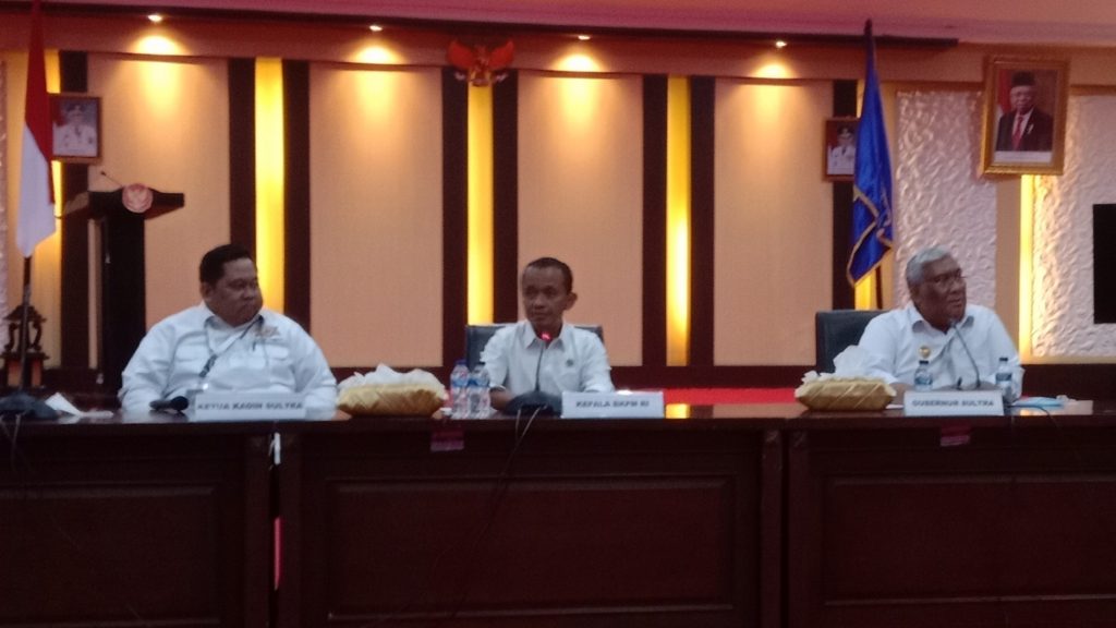 Kepala Badan Koordinasi Penanaman Modal, Bahlil Lahadalia (tengah), Gubernur Sultra (kanan), Kadin Sultra (kiri)
