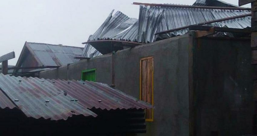 Puting Beliung Hancurkan Belasan Rumah di Labuan Bajo
