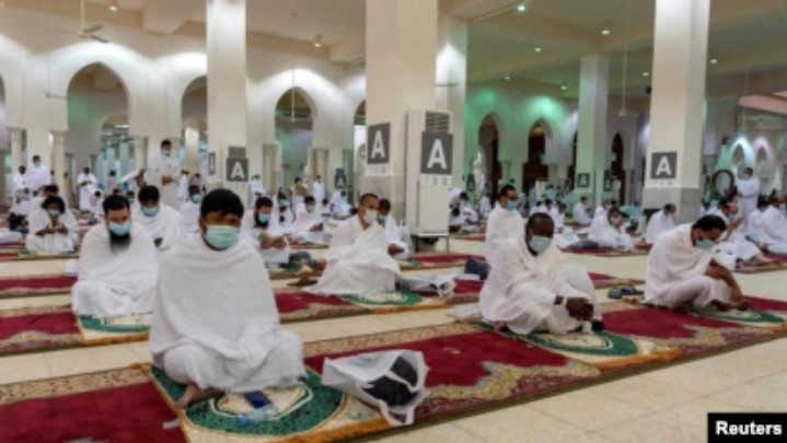 Para jemaah haji menjaga jarak saat beribadah di Masjid Namira di Arafah saat menunaikan ibadah Haji, di tengah pandemi COVID-19, di luar Kota Makkah, Arab Saudi, 30 Juli 2020.
