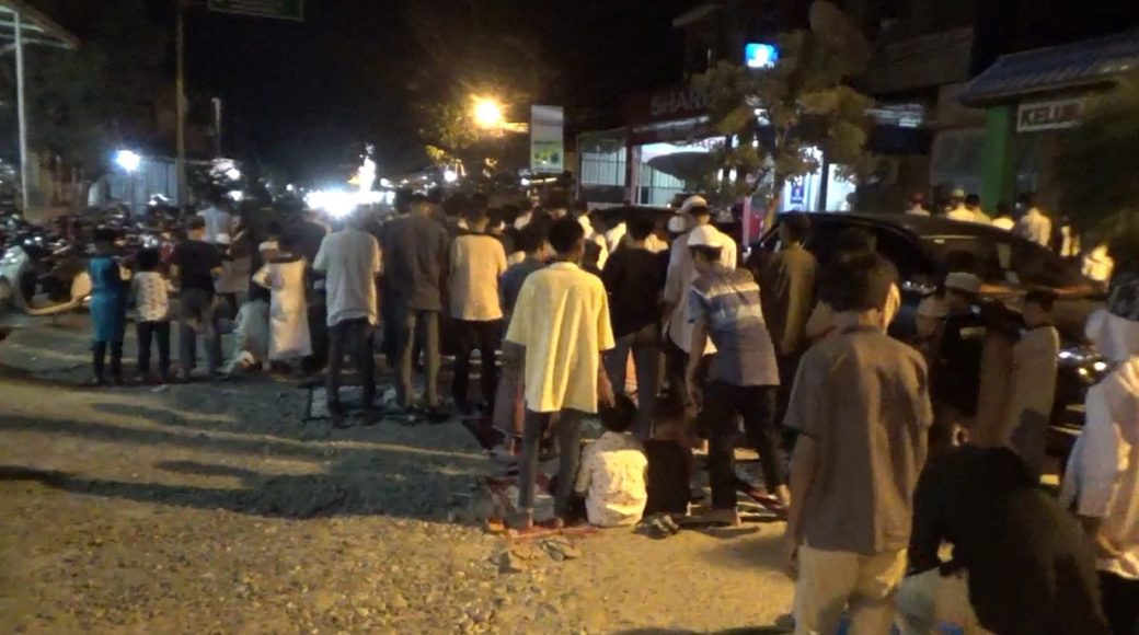 Hari Pertama Tarawih, Warga Meluber Hingga ke Jalan Raya