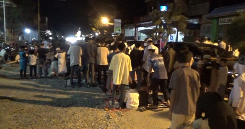 Hari Pertama Tarawih, Warga Meluber Hingga ke Jalan Raya