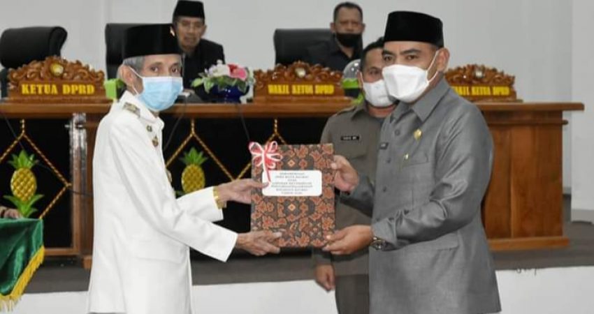 DPRD Serahkan Rekomendasi LKPJ Wali Kota Baubau 2020