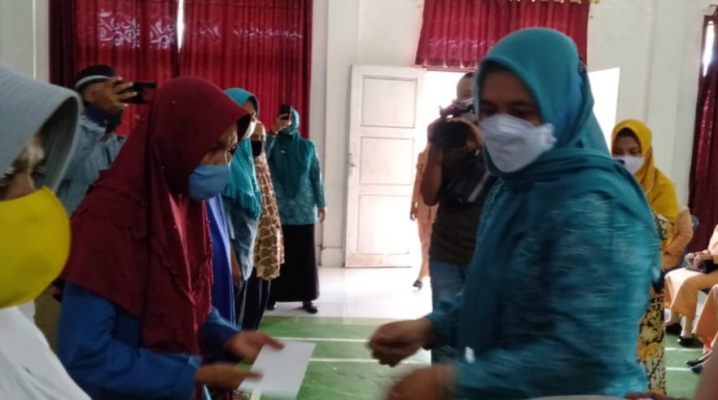 PKK dan Dharma Wanita Wakatobi Santuni Warga Kurang Mampu