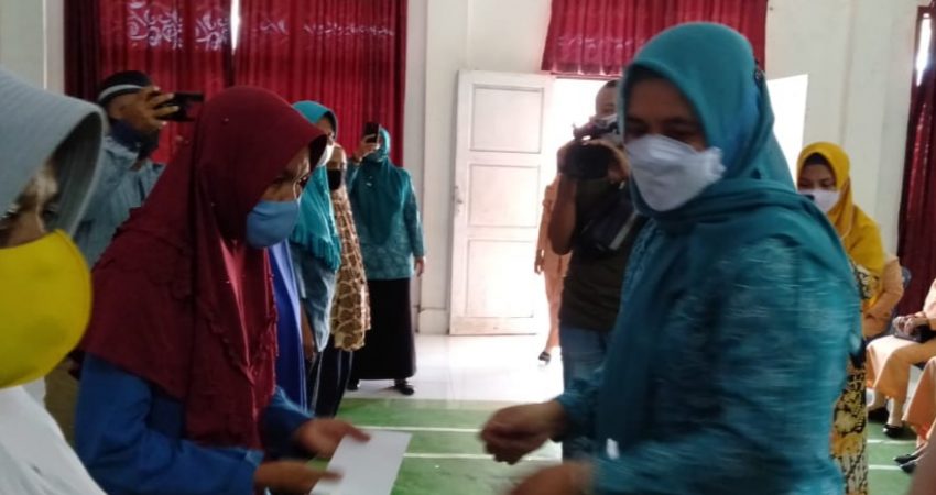 PKK dan Dharma Wanita Wakatobi Santuni Warga Kurang Mampu