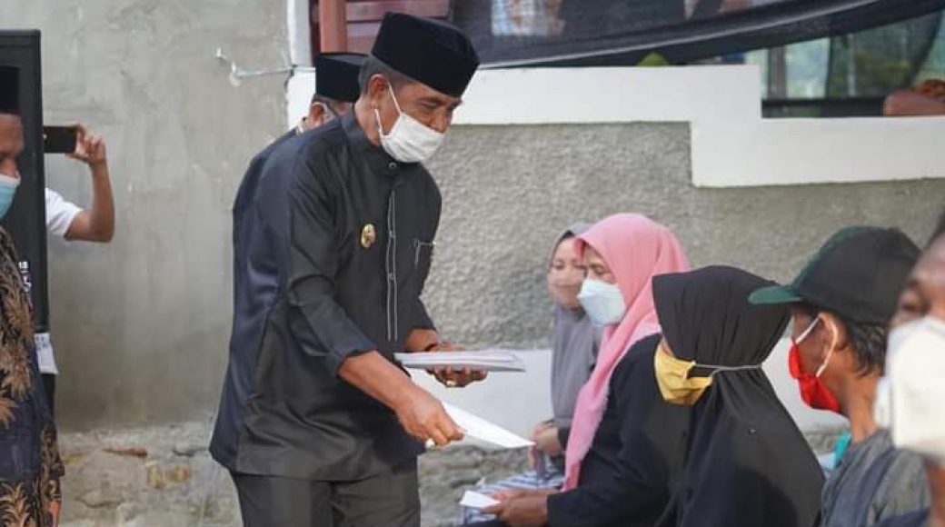 Bupati Kolut Serahkan Zakat Mal Pertama ke Warga Tiwu