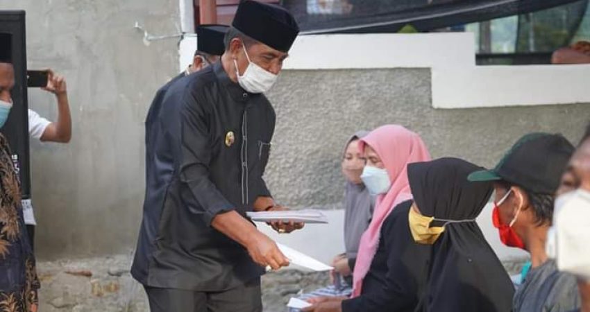 Bupati Kolut Serahkan Zakat Mal Pertama ke Warga Tiwu