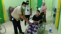Wakil Sekretaris DPP LAT Sultra, Sutamin Rembasa saat membagikan paket takjil kepada salah satu penghuni panti jompo Nunulai Ranomeeto - Konsel