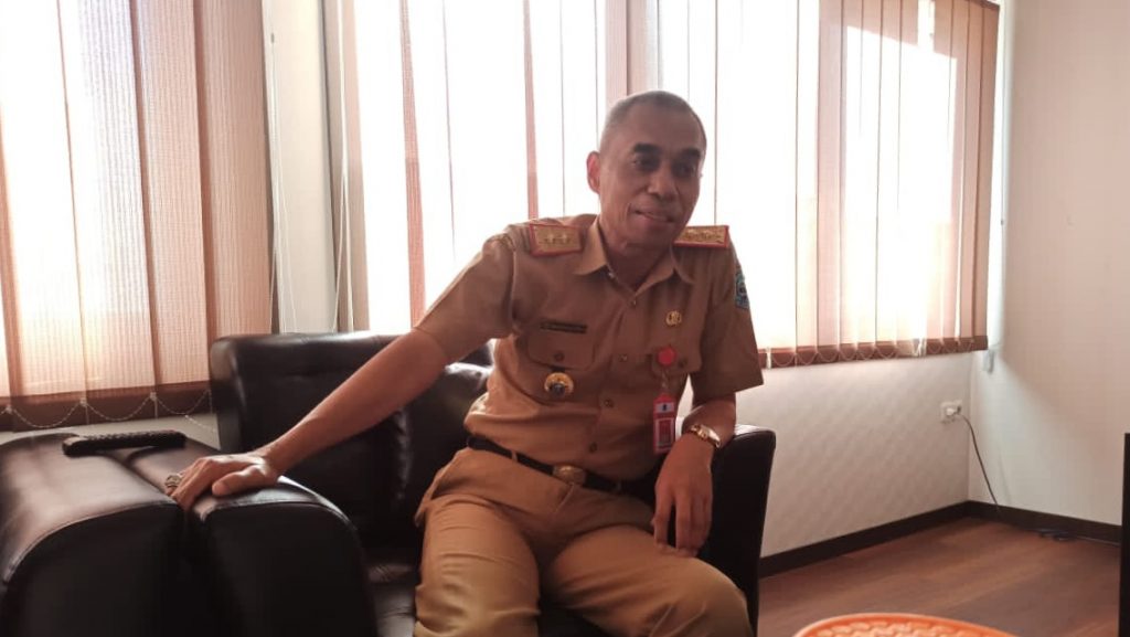 Sekretaris Daerah Buton Tengah (Sekda Buteng), Konstatinus Bukide saat ditemui di ruangannya. Senin (26/4). Foto : LRA 11