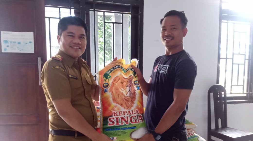 Armal Sumbang Beras Untuk Pegawai Outsourcing Setwan Konsel