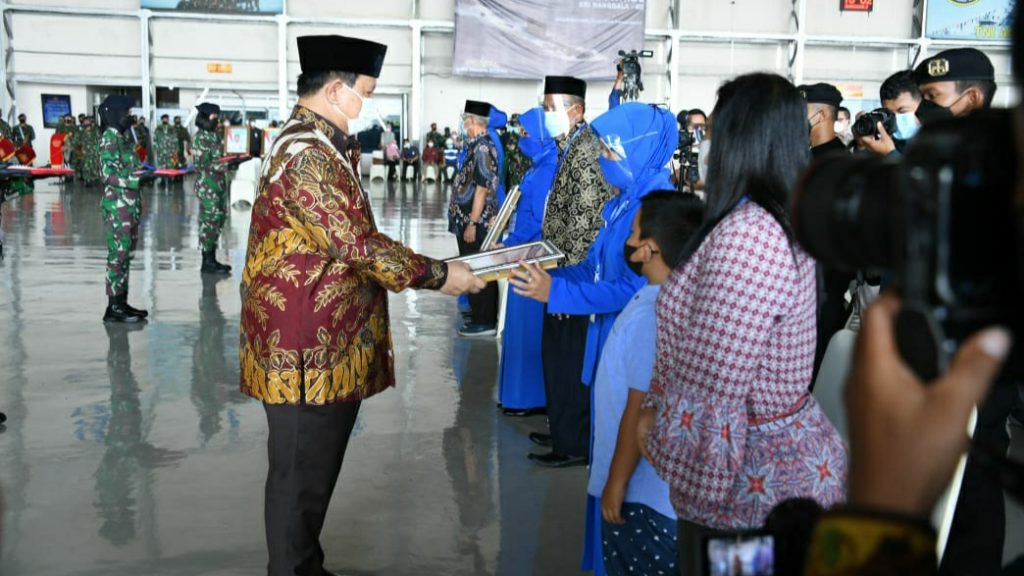 Pemerintah Anugerahkan Tanda Kehormatan RI dan KPLB kepada Prajurit KRI Nanggala - 402