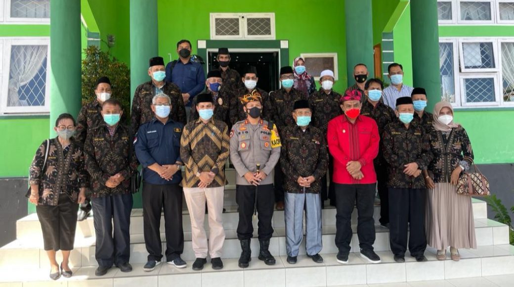 Apresiasi FKUB, Kapolres Baubau Serahkan Seragam Persatuan