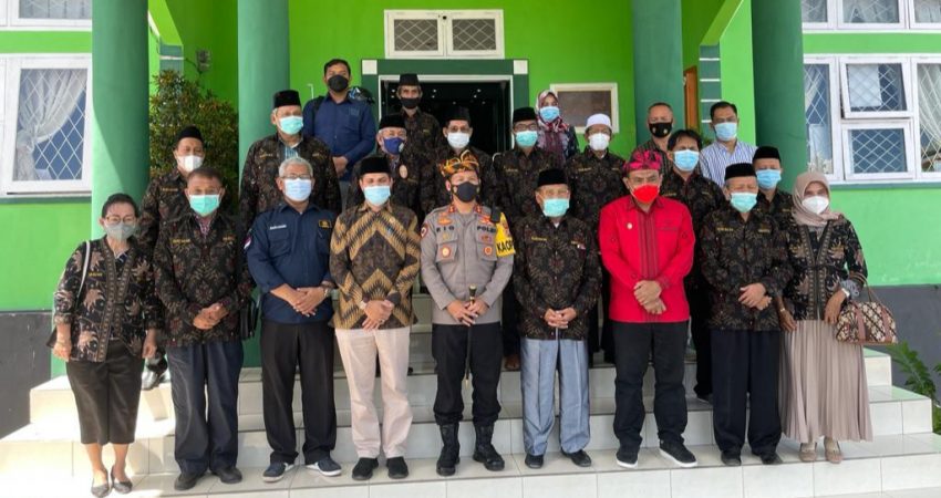 Apresiasi FKUB, Kapolres Baubau Serahkan Seragam Persatuan