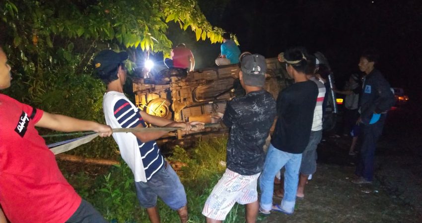 Over Kapasitas, Mobil Pick Up Muatan Sayur Terbalik di Kolut