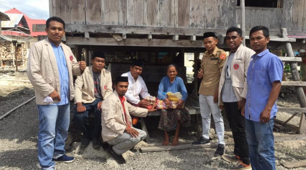 Pemuda Muhammadiyah Buteng Salurkan Paket Sembako Kepada Fakir Miskin