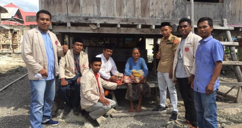 Pemuda Muhammadiyah Buteng Salurkan Paket Sembako Kepada Fakir Miskin