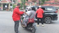 DPC M1R Baubau saat membagikan takjil pada pengendara