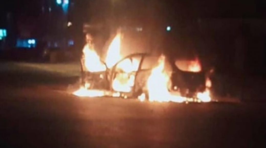 Ricuh, Satu Unit Mobil Dibakar di Pertigaan Kampus UHO