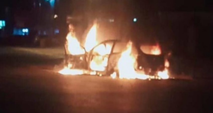 Ricuh, Satu Unit Mobil Dibakar di Pertigaan Kampus UHO