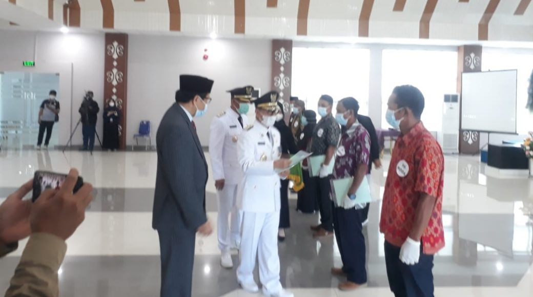 Peringati HUT Konsel, Bupati Serahkan 730 Sertifikat Tanah Redistribusi