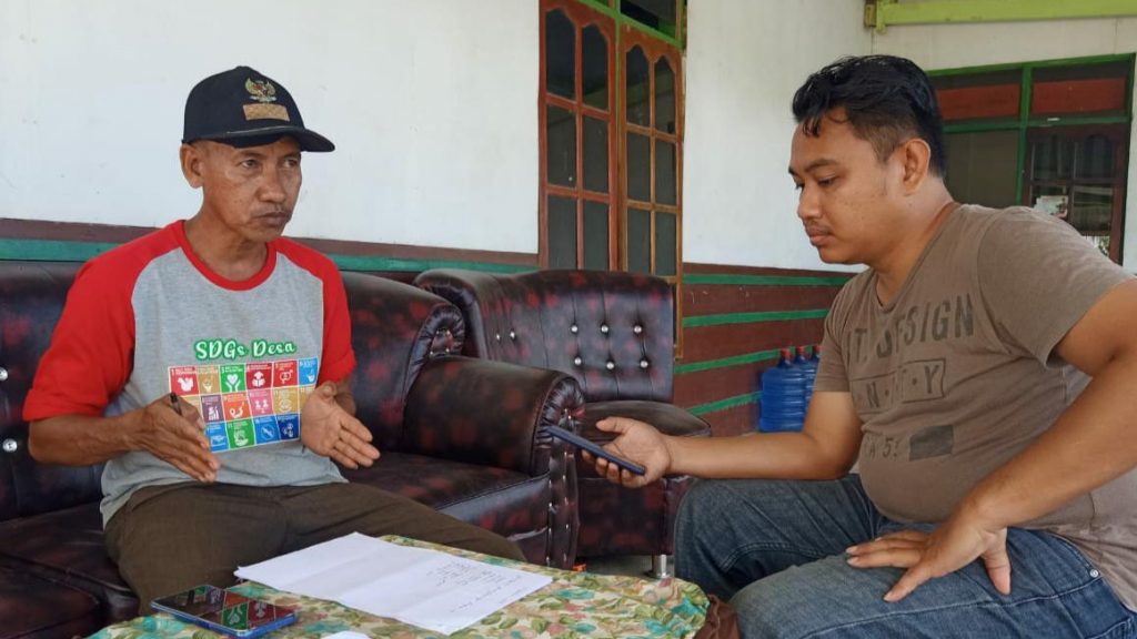 Tim relawan Covid-19 Desa Linonggasai saat bagikan sabun pencuci tangan.
