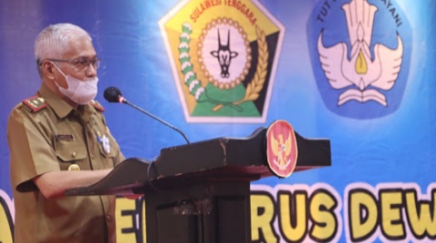 Kepala Dinas Pendidikan Prov. Sultra, Asrun Lio saat memberi sambutan