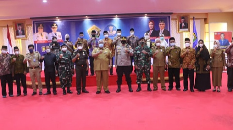 Gubernur Sultra saat lantik pengurus dewan pendidikan Sultra