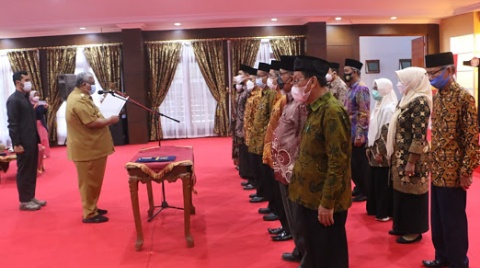 Gubernur Sultra saat lantik pengurus dewan pendidikan Sultra