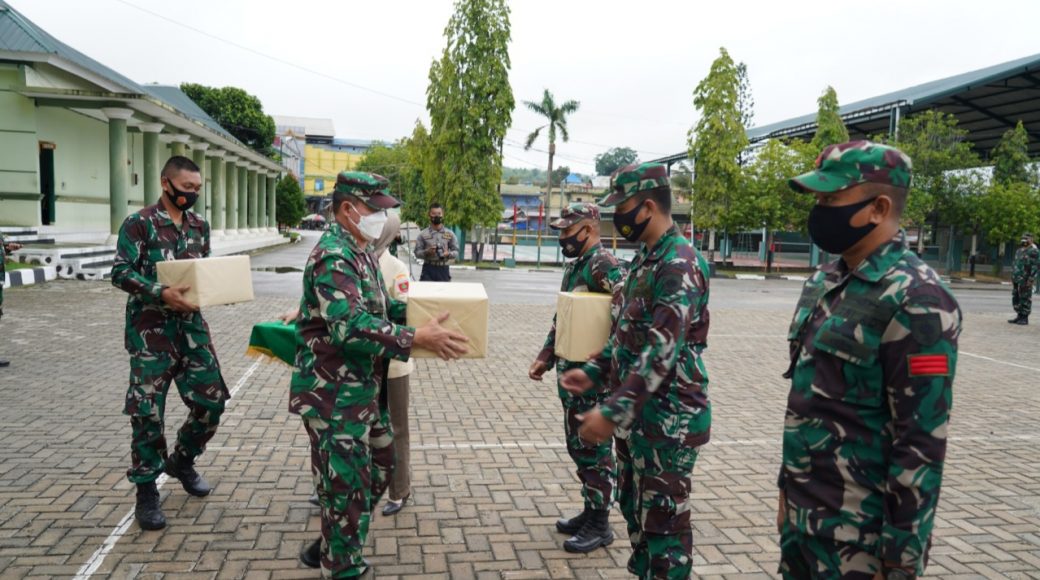 Bagikan Ratusan Paket THR, Korem 143/HO Sosialisasikan Larangan Mudik