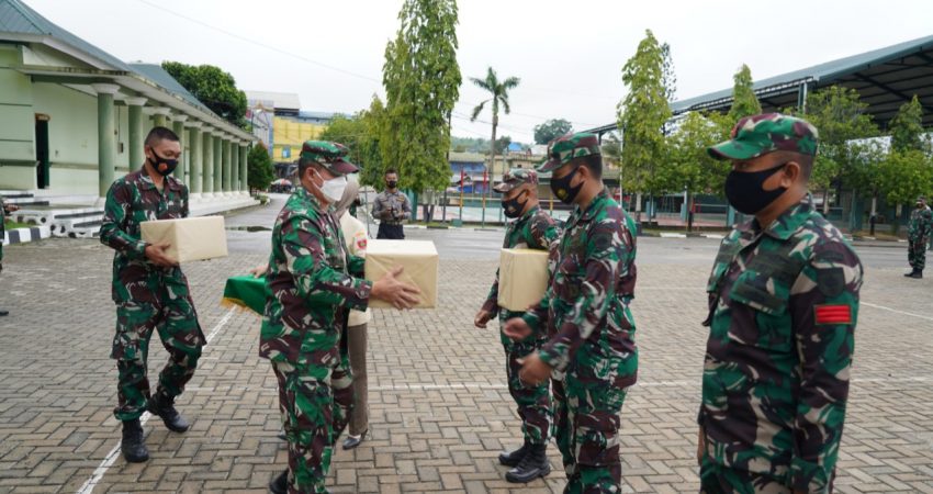 Bagikan Ratusan Paket THR, Korem 143/HO Sosialisasikan Larangan Mudik