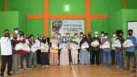 Perwakilan warga Kec. Pomala, foto bersama usai serah terima bantuan secara simbolis