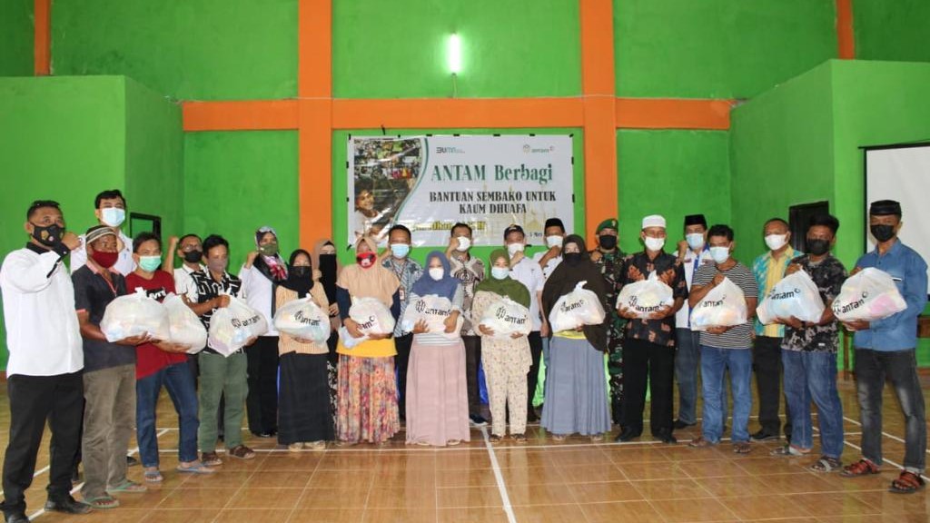 Perwakilan warga Kec. Pomala, foto bersama usai serah terima bantuan secara simbolis
