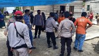 Foto personil Polsek Kolaka dan tim Inafis Polres Kolaka melakukan Olah Tempat Kejadian Perkara