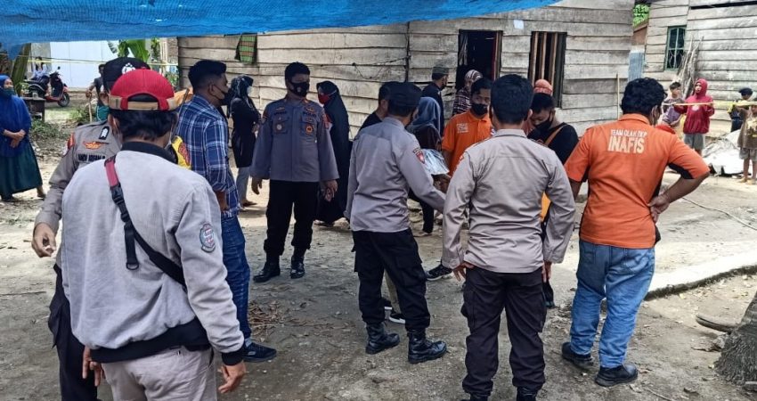 Foto personil Polsek Kolaka dan tim Inafis Polres Kolaka melakukan Olah Tempat Kejadian Perkara