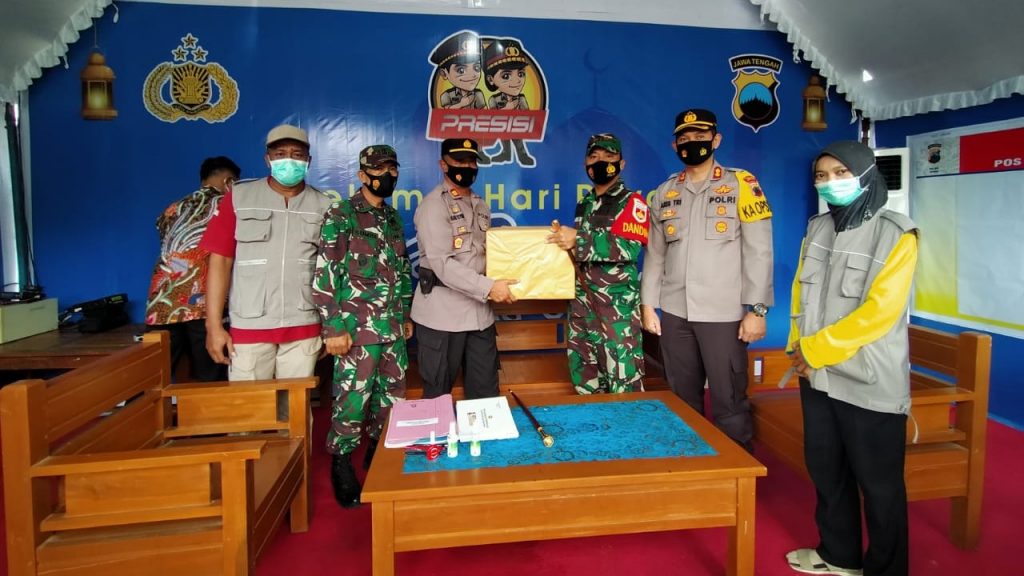 Dandim Bersama Kapolres Jepara saat Periksa Langsung Pos Pelayanan dan Pengamanan Operasi Lilin Candi